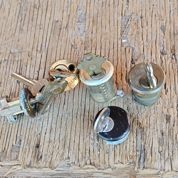 Assorted Metal Keys and Locks - Picture 2 of 4